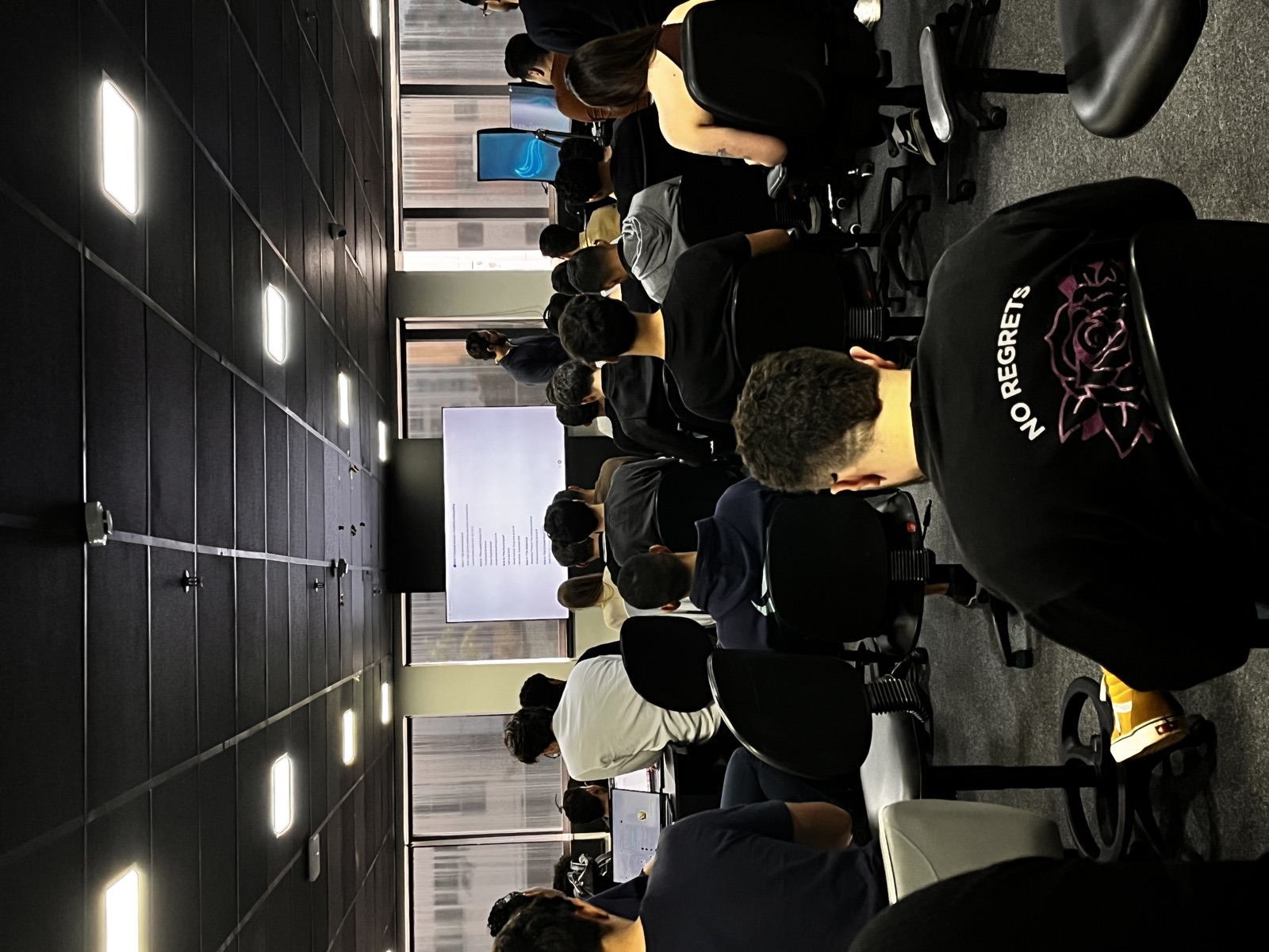 Sala cheia em treinamento conduzido pela Followay